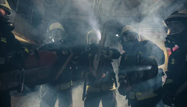 Група Пожежників Газовими Масками Стоять Посеред Диму Бензопили — стокове фото