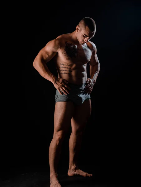 Retrato Homem Fisicamente Apto Mostrando Seu Corpo Bem Treinado — Fotografia de Stock