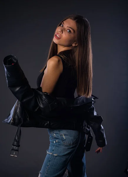 Стильная Молодая Женщина Черной Кожаной Куртке Позируя Черном Фоне — стоковое фото