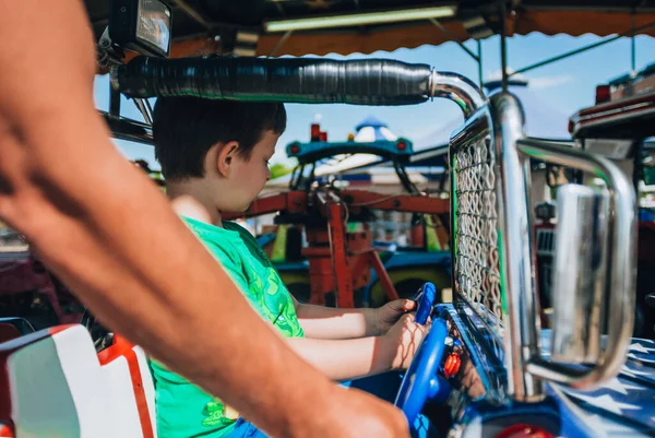 快乐快乐的孩子在游乐场驾驶着玩具车 — 图库照片