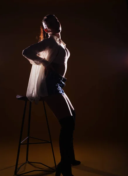 Ολόσωμο Πορτρέτο Σιλουέτας Σκούρο Φόντο Συγκλονιστικής Γυναίκας Που Ποζάρει Ψηλή — Φωτογραφία Αρχείου