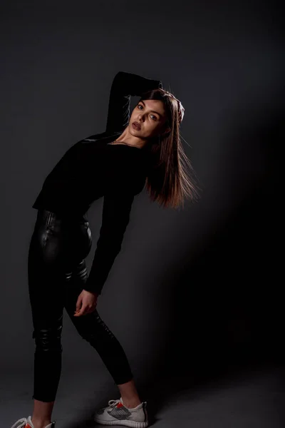 Siyah Bluz Siyah Lateks Pantolon Giyen Modern Bir Kızın Vücut — Stok fotoğraf