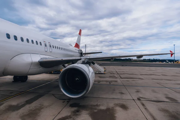 Jet Motorlu Uçak Bir Havalimanında Kalkış Sırasında — Stok fotoğraf