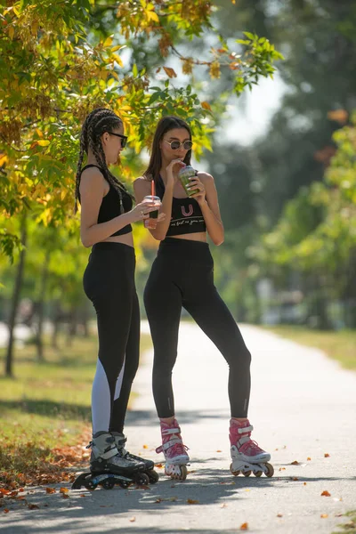 Twee Aantrekkelijke Beste Vrienden Praten Drinken Smoothies Het Park Terwijl — Stockfoto