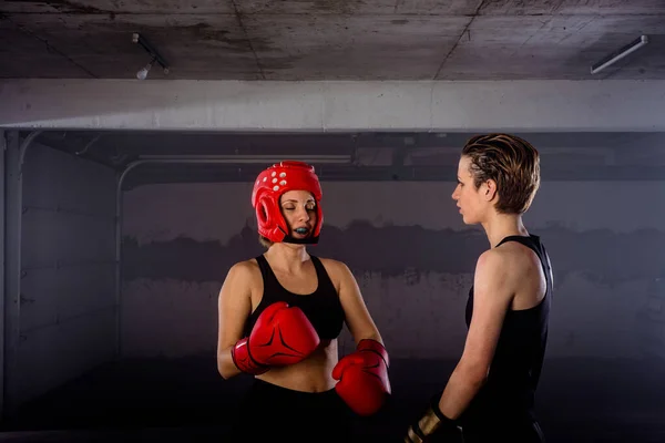 Две Боксерки Надевают Боксерские Перчатки Перед Боем Гараже — стоковое фото