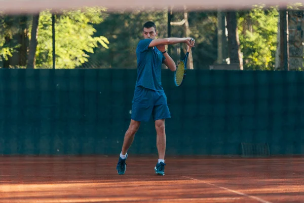 Tenis Ağıyla Gözlemlenen Güçlü Erkek Tenisçi — Stok fotoğraf
