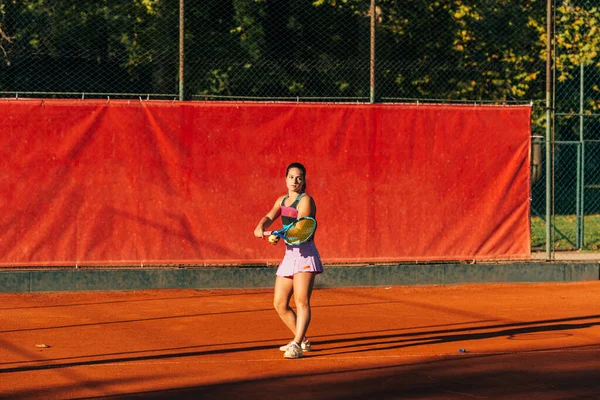 Csinos Sportos Fallal Teniszezik Egy Napsütéses Napon — Stock Fotó