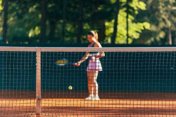 Csinos Női Teniszező Megfigyelhető Hálón Keresztül — Stock Fotó