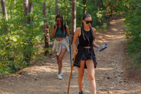 Siostry Spacerujące Pięknych Lasach Nosząc Plecak Ciesząc Się Przyrodą Łączenie — Zdjęcie stockowe