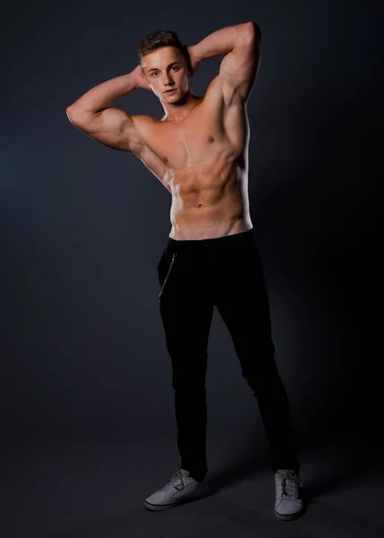 Ritratto Bel Uomo Muscoloso Posa Sfondo Nero — Foto Stock