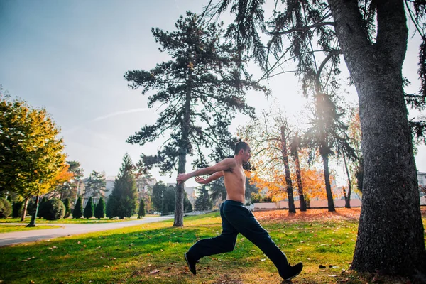 Ung Spårare Försöker Göra Frontflip Hoppning Naturen — Stockfoto