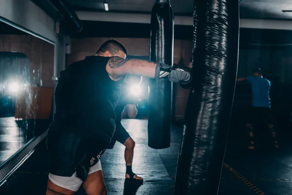 Jovem Lutador Kickboxing Muscular Praticando Chutes Com Saco Perfuração — Fotografia de Stock