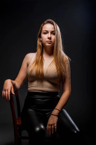 Corpo Tiro Uma Jovem Mulher Legal Vestindo Roupas Modernas — Fotografia de Stock