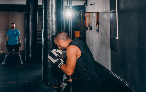 Professionelles Muskulöses Kickboxtraining Boxsack Während Der Vorbereitung Auf Den Nächsten — Stockfoto