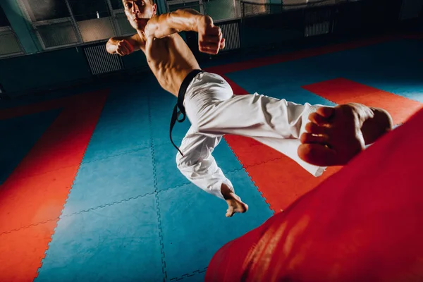 Retrato Jovem Atleta Bonito Homem Esporte Boxe Saco Vermelho Praticar — Fotografia de Stock