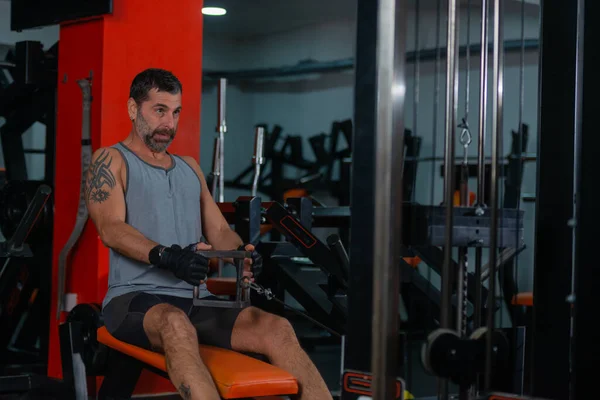 Spor Salonundaki Spor Salonunda Sakallı Spor Aletleri Üzerinde Ağır Yük — Stok fotoğraf