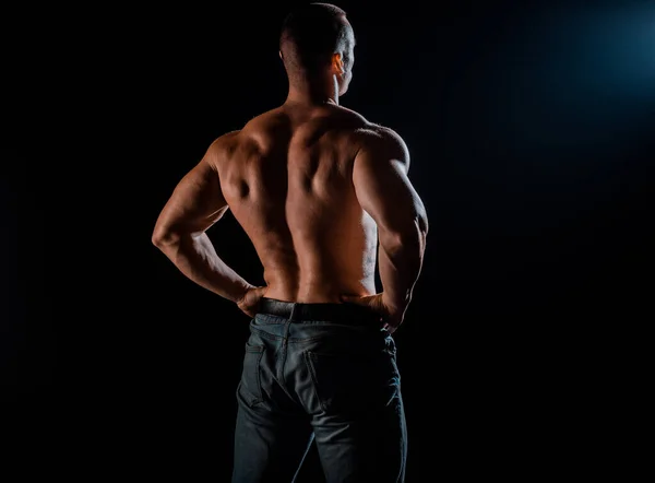 ボディービルポーズ 美しいスポーティ男の男性の力 フィットネス筋肉質の男 — ストック写真