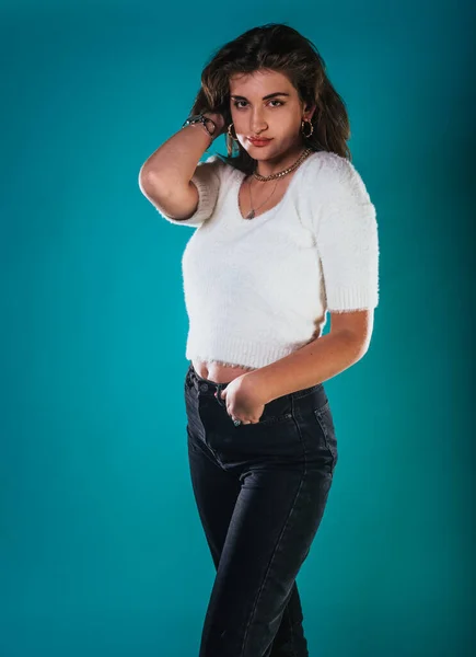 Stilvolle Junge Frau Blauer Jeanshose Und Weißem Top — Stockfoto