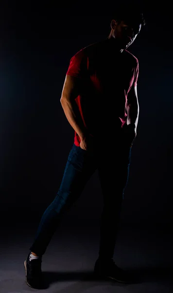 Şık Bir Moda Adamı Şık Bir Kot Pantolon Kırmızı Tişört — Stok fotoğraf