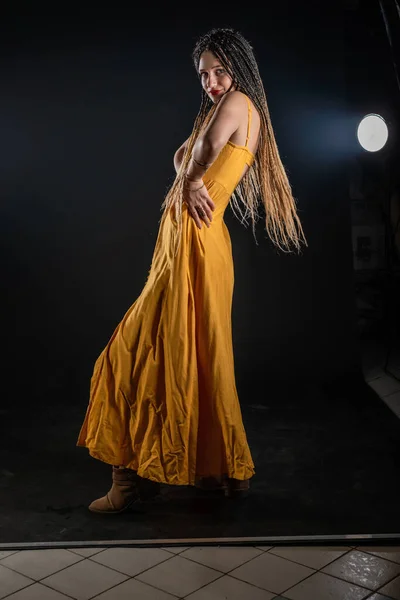 Místico Antiga Rainha Deusa Vestindo Vestido Amarelo Fundo Estúdio Preto — Fotografia de Stock