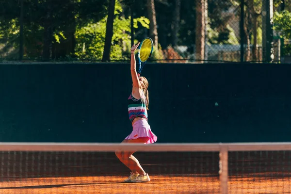 晴れた日にテニスボールを提供するプロの設備の整った女性テニス選手 — ストック写真