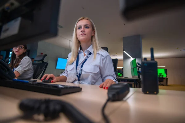 Guardas Segurança Sexo Feminino Trabalhando Computadores Enquanto Sentado Sala Controle — Fotografia de Stock