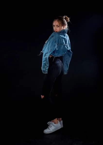 Colpo Corpo Una Ragazza Moderna Cool Che Indossa Giacca Jeans — Foto Stock