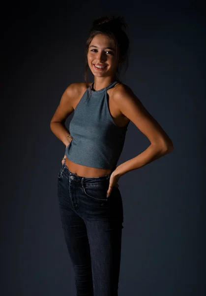 Retrato Una Hermosa Chica Elegante Con Camiseta Gris Vaqueros Negros —  Fotos de Stock