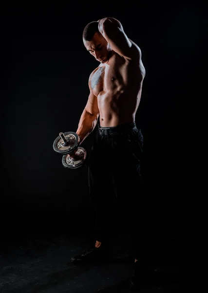 Hombre Atlético Poder Guapo Entrenamiento Bombeando Músculos Con Pesas — Foto de Stock