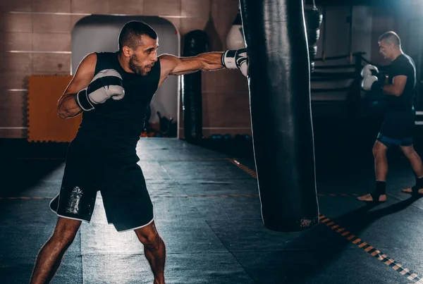 Profesionální Muskulární Kick Boxer Trénink Boxovací Pytel Při Přípravě Další — Stock fotografie