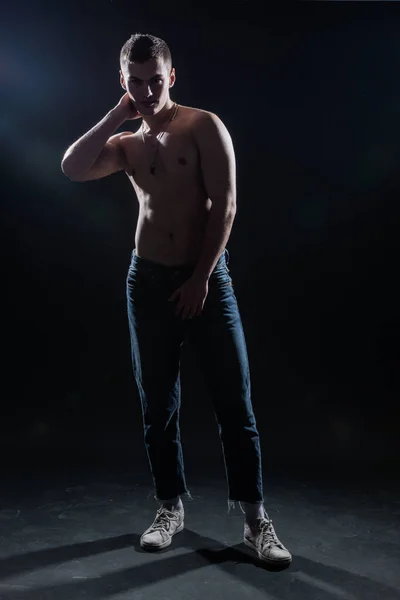 Imagem Silhueta Homem Musculoso Sem Camisa Quente Posando Jeans Estúdio — Fotografia de Stock