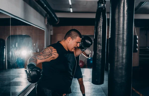 Joven Luchador Kickboxing Muscular Practicando Patadas Con Saco Boxeo — Foto de Stock