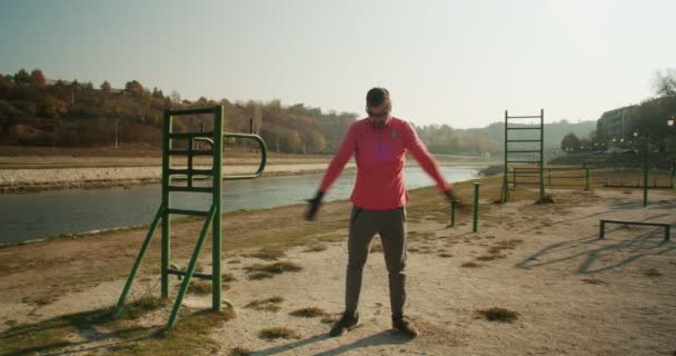 Hombre Entrenando Fuera Mañana — Vídeos de Stock