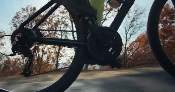 Vista Cerca Ciclista Que Monta Través Carretera Del Campo — Vídeos de Stock