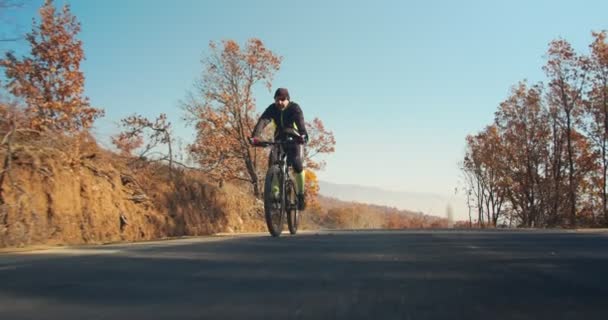 Ανώτερος Άντρας Καβαλάει Ποδήλατό Του Στον Ανοιχτό Δρόμο — Αρχείο Βίντεο