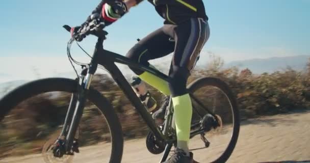 Ciclista Sênior Andando Uma Estrada Nas Colinas — Vídeo de Stock