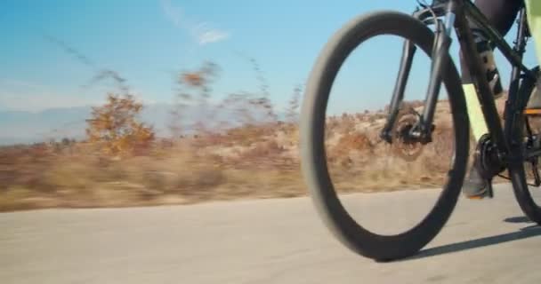 Tepelerdeki Yolda Giden Yaşlı Bir Bisikletçinin Alçak Açılı Görüntüsü — Stok video
