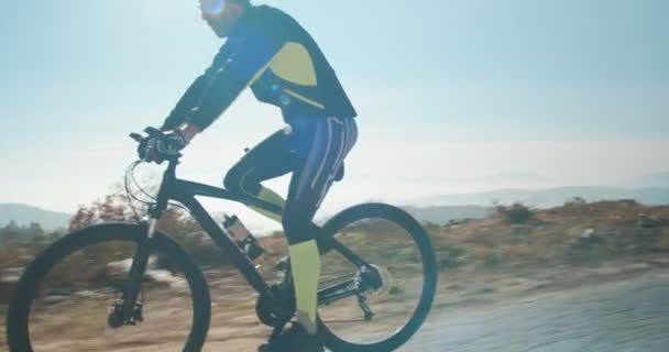 Ciclista Tempo Pieno Sella Alla Sua Bicicletta Una Strada Sulle — Video Stock