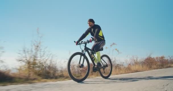 Senior Veteran Cyklist Rider Genom Höga Kullarna Med Den Stora — Stockvideo