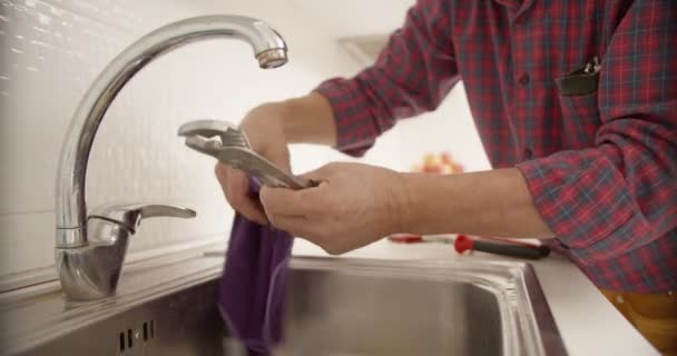 Kıdemli Tesisatçı Mutfaktaki Musluğu Temizliyor Ayarlıyor — Stok video