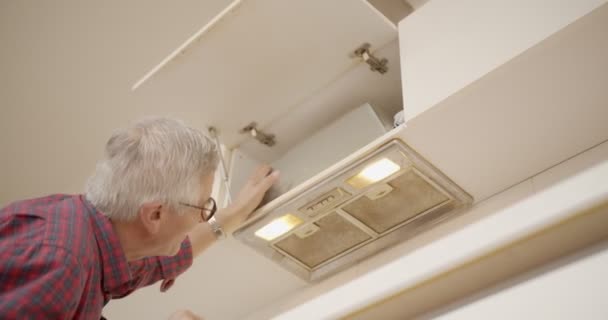 Manitas Mayores Que Fijan Los Electrodomésticos Apartamento — Vídeos de Stock