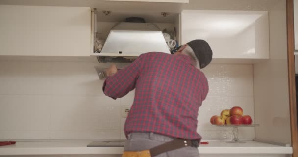 Handyman Aplicando Una Parte Crucial Ventilador Aire — Vídeos de Stock