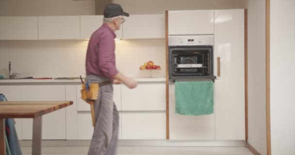 古いです職人固定キッチンオーブン — ストック動画