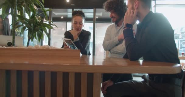 Geschäftsteam Bei Einem Meeting Einer Kaffeebar Zeitlupe — Stockvideo