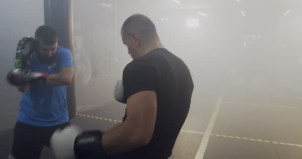 Deux Hommes Battent Dans Salle Gym — Video