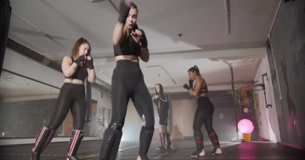 Cuatro Chicas Boxeo Gimnasio — Vídeo de stock
