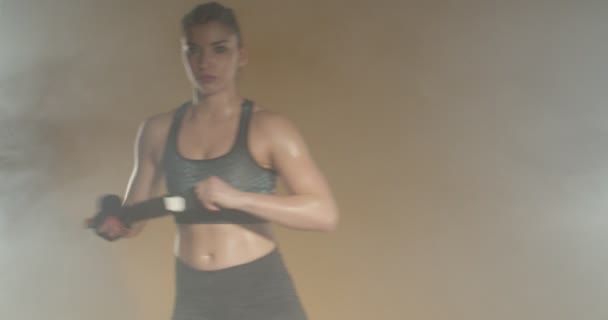 Jeune Gymnaste Féminine Portant Ses Bandages Boxe — Video