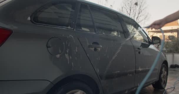 Niño Lavando Coche Padre Frente Del Garaje Día Soleado — Vídeos de Stock