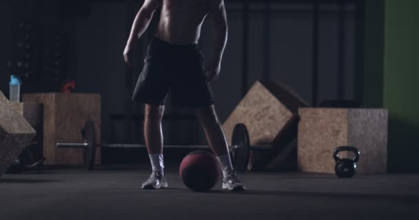 Молодой Мускулистый Мужчина Разогревается Перед Тренировкой Спортзале — стоковое видео