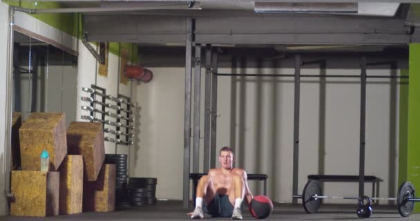 Hombre Descansando Después Entrenar Con Balón Medicina — Vídeos de Stock